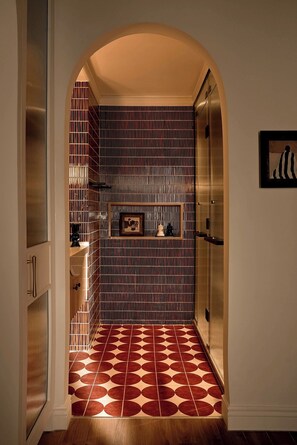 Gallery appartement, en-suite badkamer | Badkamer | Een douche, gratis toiletartikelen, een haardroger, pantoffels