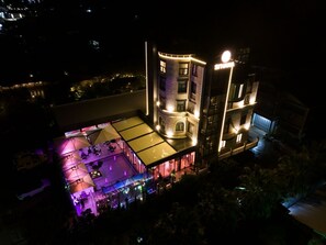 Voorkant accommodatie - avond/nacht