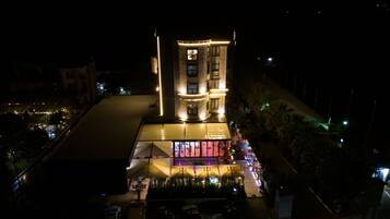 Voorkant accommodatie - avond/nacht