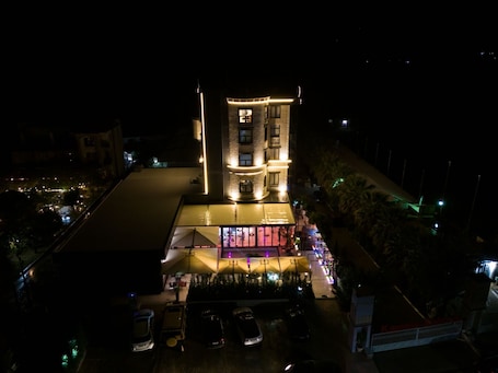 Facciata della struttura - sera/notte