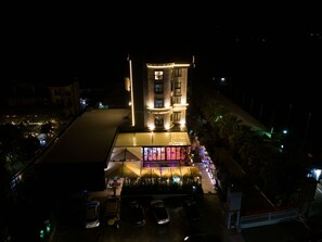 Voorkant accommodatie - avond/nacht