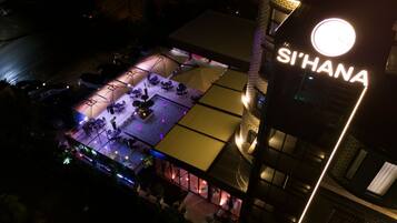 Voorkant accommodatie - avond/nacht