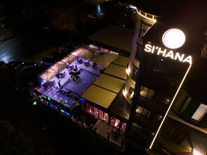 Voorkant accommodatie - avond/nacht