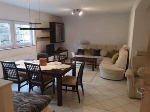 Dining - Apartment in Mössingen with Private Terrace and Wi-Fi (Mössingen)