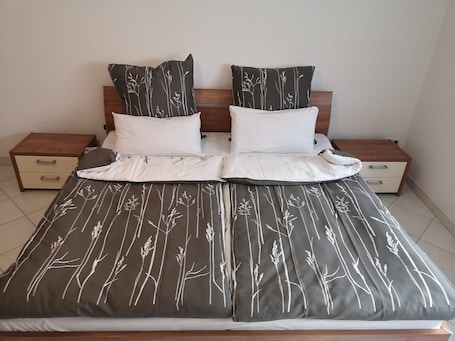 1 bedroom, WiFi, bed sheets. Apartment in Mössingen with Private Terrace and Wi-Fi