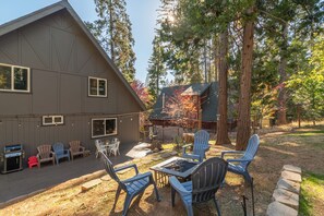 Outdoor dining - Chateau W- Chalet in Blue Lake Springs (Arnold)