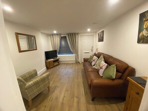 House, 2 Bedrooms, Smoking, Garden View | Living room | Video-game console, books