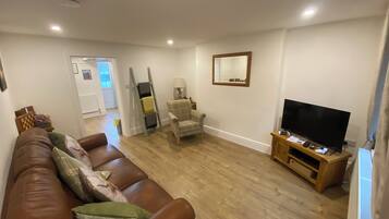 House, 2 Bedrooms, Smoking, Garden View | Living room | Books