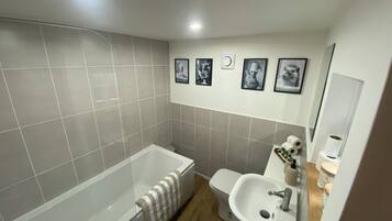 Ferienhaus, 2 Schlafzimmer, Raucher, Gartenblick | Badezimmer
