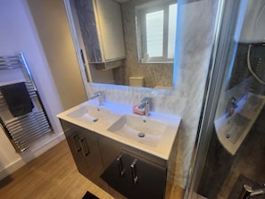 Bathroom - Room 1 Cottage   White House Old Trafford  Manchester (Stretford)