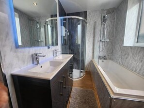 Bathroom - Room 2 Cottage  White House Old Trafford  Manchester (Stretford)