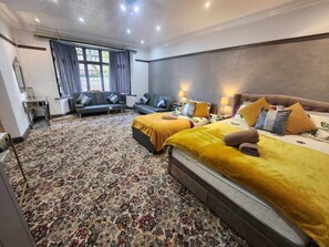1 bedroom, WiFi - Room 2 Cottage  White House Old Trafford  Manchester (Stretford)