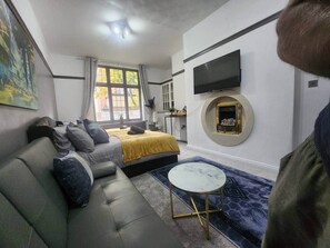 1 bedroom, iron/ironing board, WiFi, bed sheets - Room 3 Cottage  White House Manchester (Stretford)