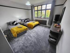 1 bedroom, iron/ironing board, WiFi, bed sheets - Room 5 Cottage  White House Old Trafford  Manchester (Stretford)