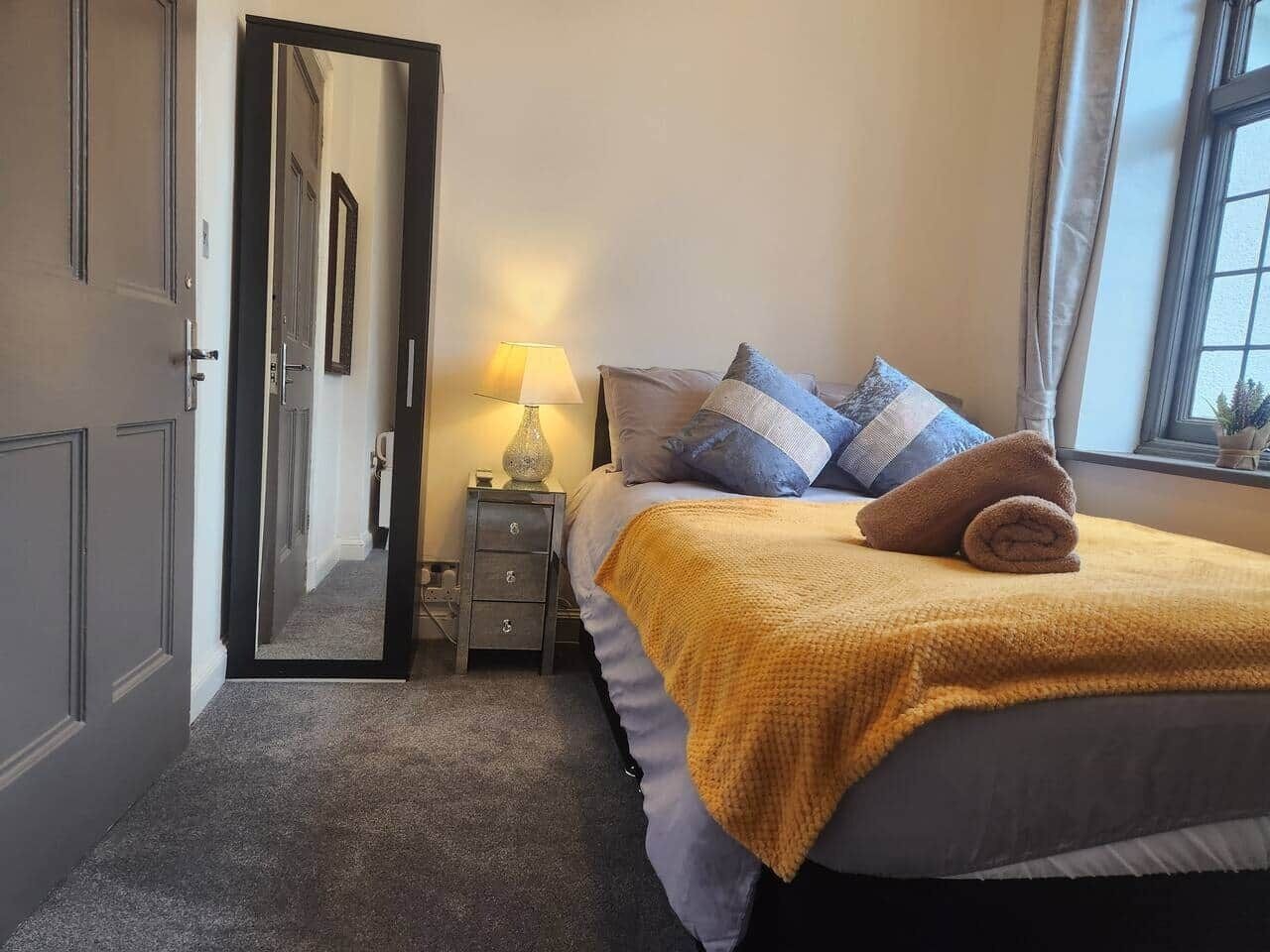 1 slaapkamer, een strijkplank/strijkijzer, wifi, beddengoed