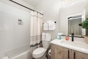 Towels - Outstanding Pet Friendly 2 bed luxury townhome & lots of amenities (Granby)