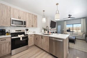 冷蔵庫、電子レンジ、オーブン、コンロ