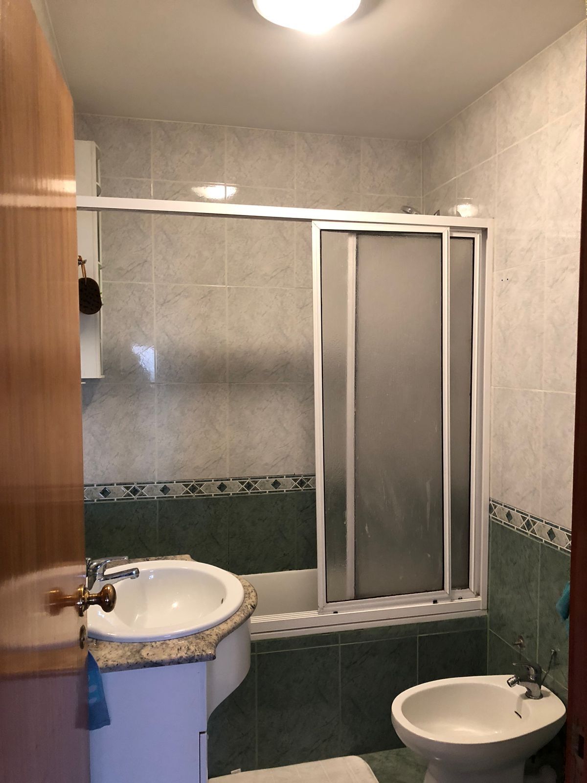 Bidé, handdukar, tvål och toalettpapper