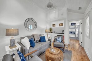 Smart TV - Lightkeeper's Cottage – Experience the simplicity and convenience of island life (Bald Head Island)