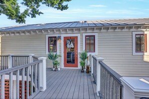 Terrace/patio - Lightkeeper's Cottage – Experience the simplicity and convenience of island life (Bald Head Island)