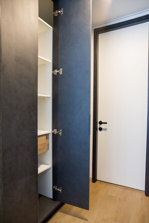 Apartamento estándar, no fumadores, balcón | Espacio para trabajar con un portátil y tabla de planchar con plancha