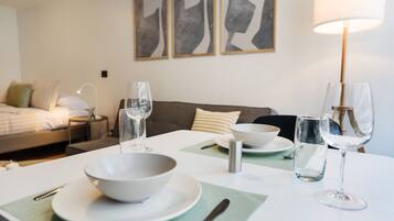 Estúdio standard, para não fumantes, sacada | Sala de jantar