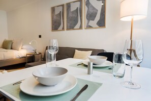 Estúdio standard, para não fumantes, sacada | Sala de jantar