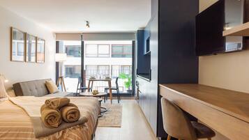 Estúdio standard, para não fumantes, sacada | Espaço de trabalho para notebook, ferros/tábuas de passar roupa