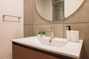 Estúdio standard, para não fumantes, sacada | Banheiro | Chuveiro, secador de cabelo, toalhas de banho, sabonete