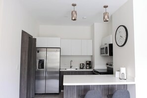 Réfrigérateur, micro-ondes, four, plaque de cuisson