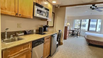 Mikrowelle, Herdplatte, Geschirrspüler