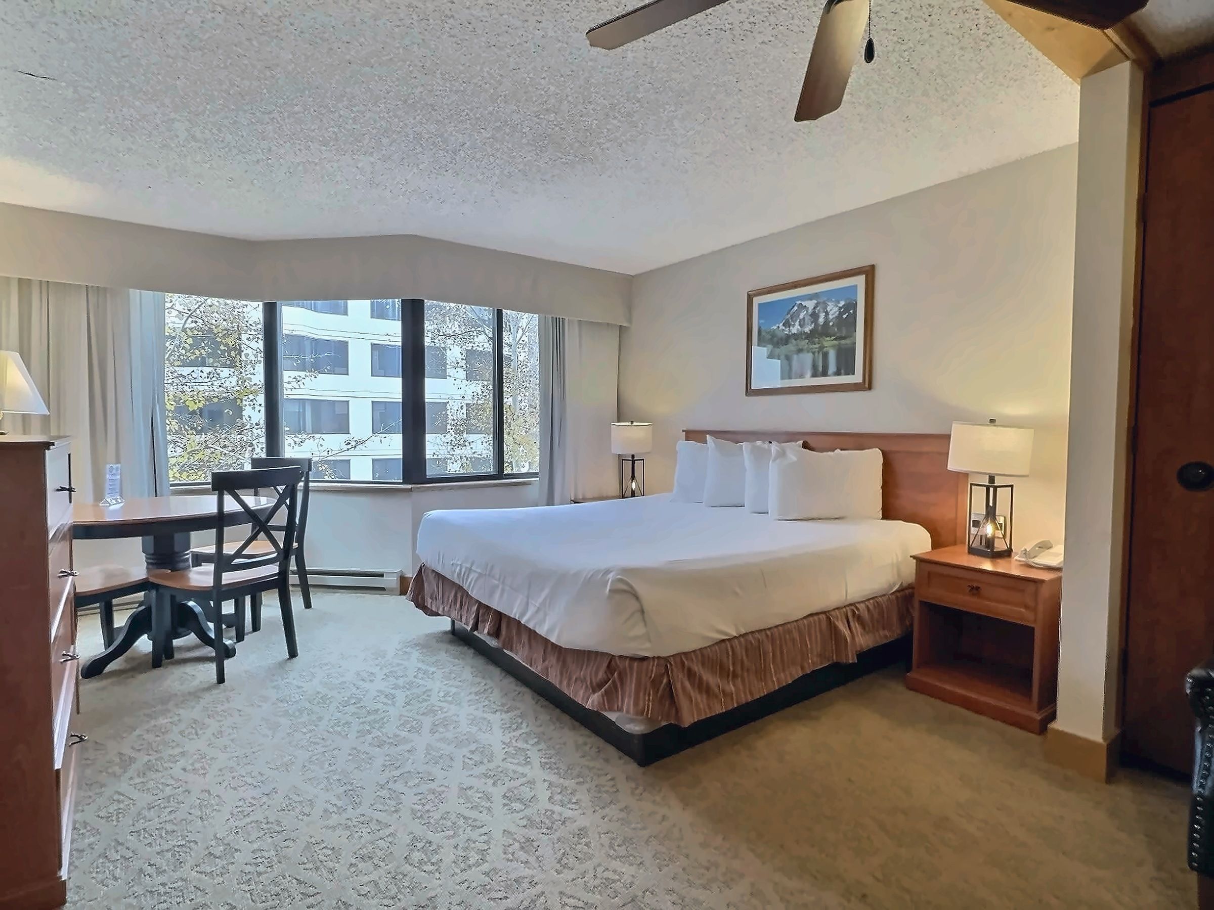 【Bedroom】King bed with mountain light — a real bed, not just a fold-out
Listed with @BookTraverse
