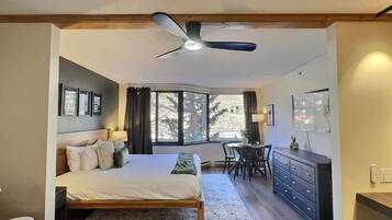 1 habitación, tabla de planchar con plancha, wifi y ropa de cama