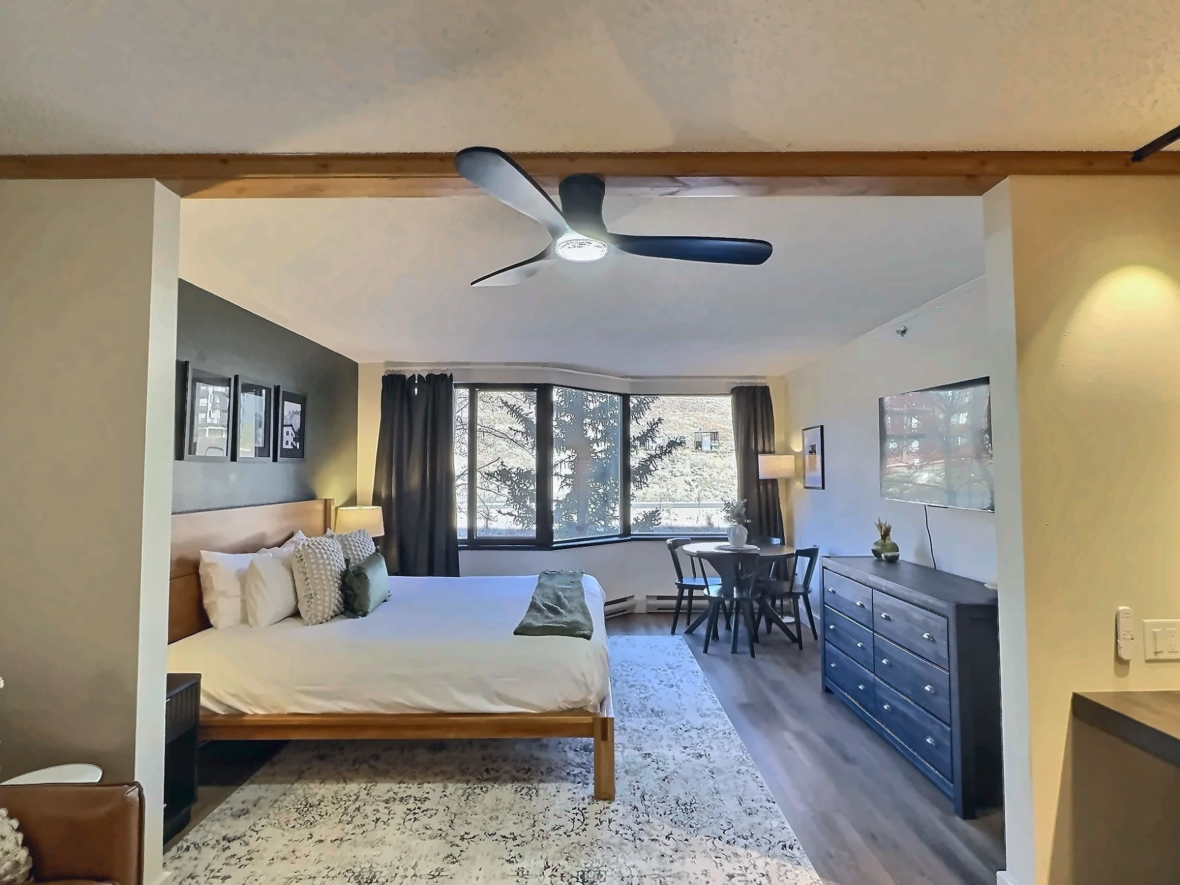 Une chambre à coucher avec un lit, des tables de chevet, un bureau et une chaise.