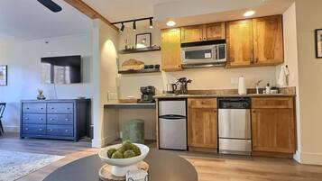 Een magnetron, een kookplaat, een vaatwasser