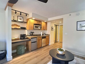 Mikrowelle, Herdplatte, Geschirrspüler