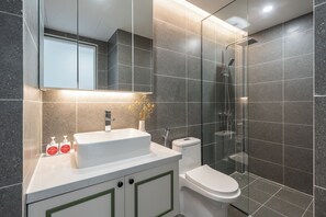 ฝักบัว, ไดร์เป่าผม, รองเท้าสวมภายในห้อง, ผ้าเช็ดตัว