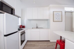 Fridge, microwave, oven, stovetop - City Living Apartment (Fremantle)