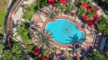 Una piscina cubierta