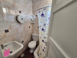 Tina, amenidades de baño gratuitas, secadora de cabello, toallas 