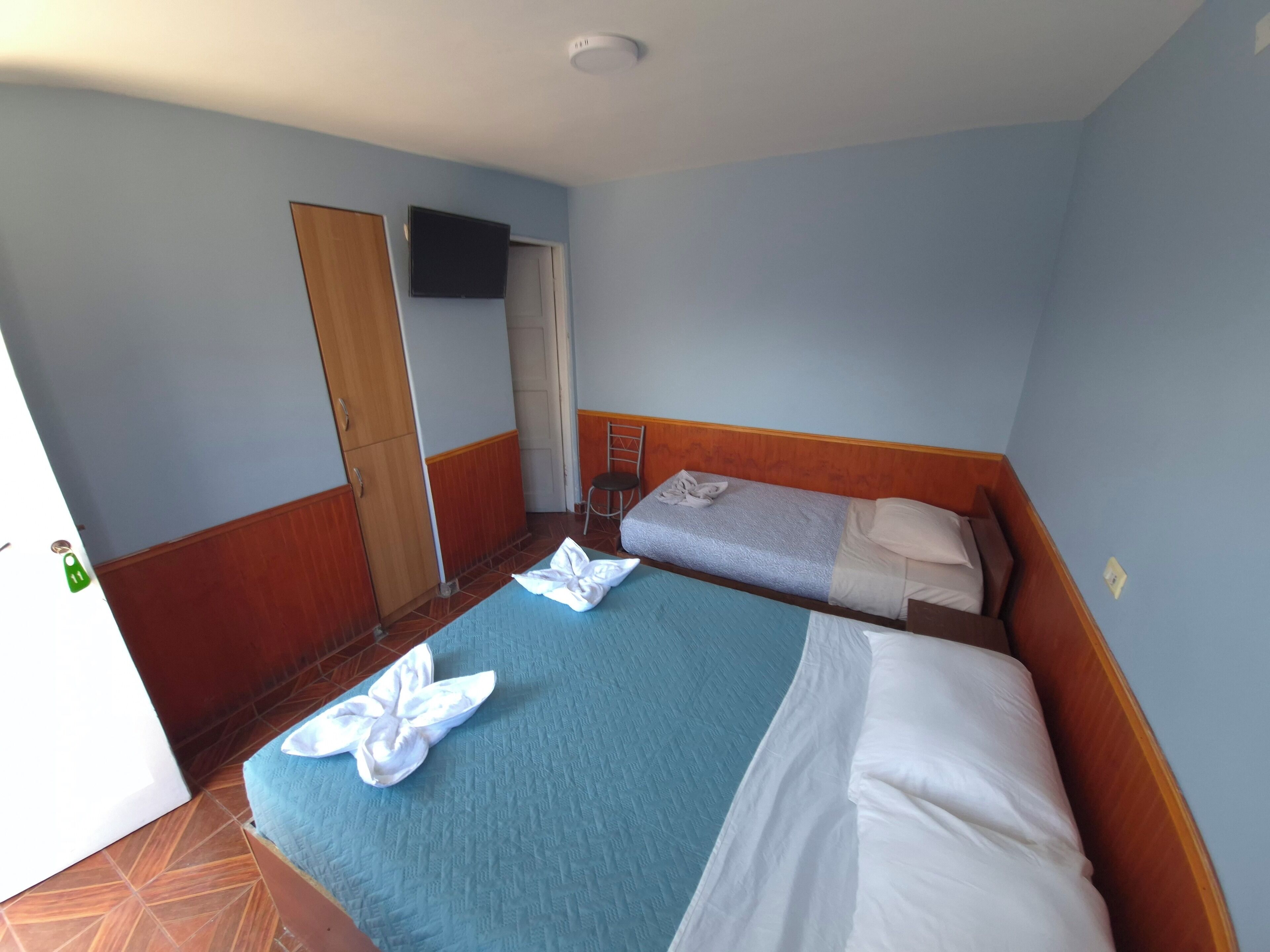 Dreibettzimmer | Schreibtisch, laptopgeeigneter Arbeitsplatz, kostenloses WLAN