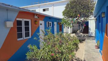 Una scrivania, postazione laptop, Wi-Fi gratuito, lenzuola