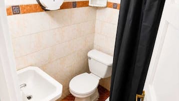 Bồn tắm, đồ dùng nhà tắm miễn phí, máy sấy tóc, khăn tắm