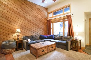 Smart TV, fireplace - Winterpoint Snowbound Townhome - Walk to Town/Slopes (Breckenridge)