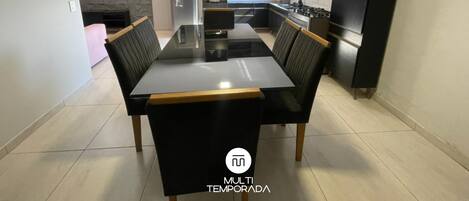 Recanto Menegaz - Governador Celso Ramos | Eget kjøkken | Kjøleskap, mikrobølgeovn og kjøkkenutstyr