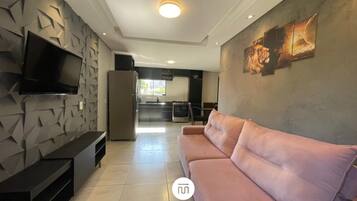 Recanto Menegaz - Governador Celso Ramos | Living area | 32-inch Smart TV with digital channels, Netflix, streaming services