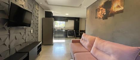 Recanto Menegaz - Governador Celso Ramos | Oppholdsområde | En 32-tommers smart-TV med digitale kanaler samt Netflix