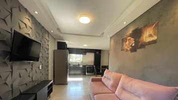 Recanto Menegaz - Governador Celso Ramos | Living area | 32-inch Smart TV with digital channels, Netflix, streaming services