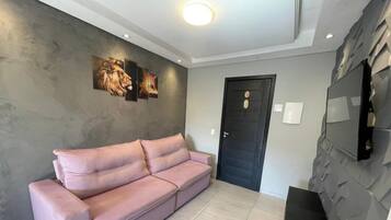 Recanto Menegaz - Governador Celso Ramos | Living area | 32-inch Smart TV with digital channels, Netflix, streaming services