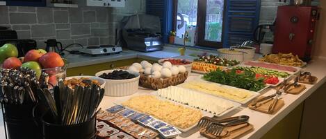 每日供应自助式早餐(每人 TRY 7)